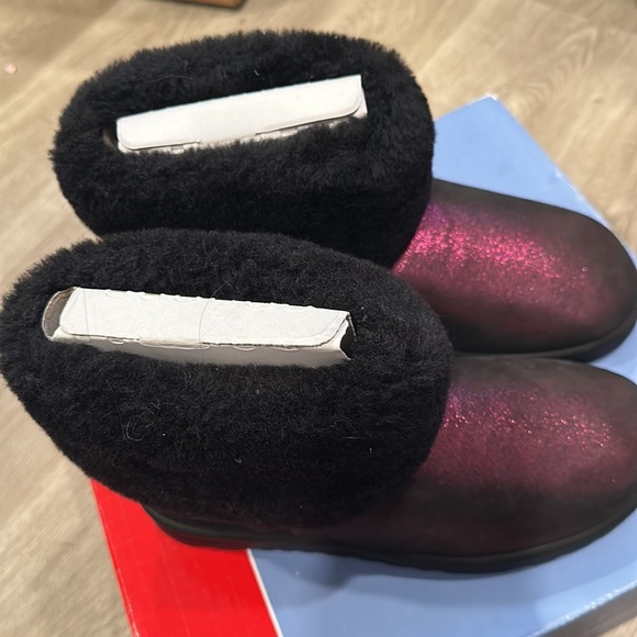 Short Pink Shearling Boots - Picture 4 of 6